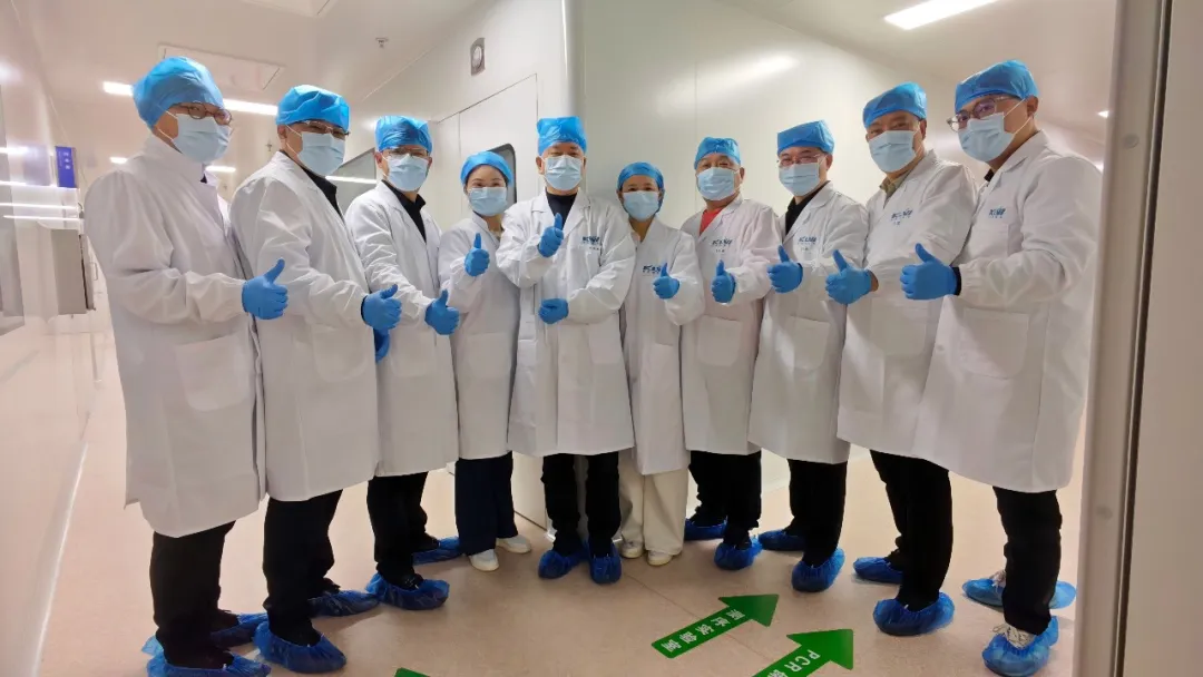 实验室现场交流